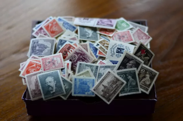 Böhmen & Mähren, 50 verschiedene Briefmarken mit Dienstmarken, postfrisch **