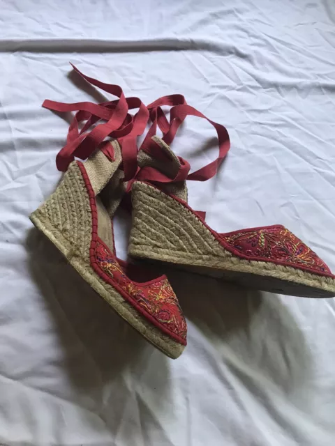 Apostrophe Espadrilles Wedge Size 7.5 Red Ties Embroidered Closed Toe Sandal
