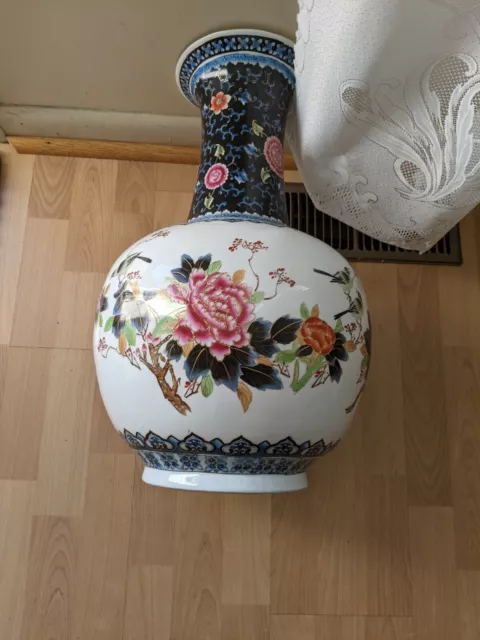 Beautiful Mid 20th Century  Chinese Porcelain Vase