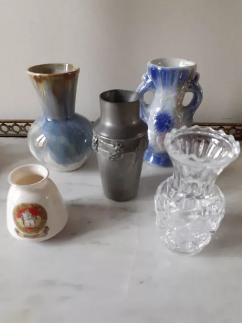 CINQ PETITS VASES GRES, FAIENCE, CRISTAL, ETAIN ET PORCELAINE H 5,5 a 11