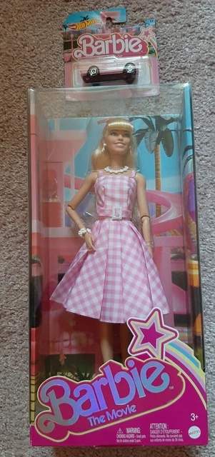 Barbie filmpop Margot Robbie in roze jurk