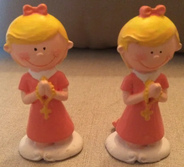 2 figurines petites filles entrain de prier  en resine 7cm ( sans marque )