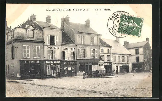 CPA Angerville, Place Tessier, Lingerie, Pharmacie, Coiffeur 1906