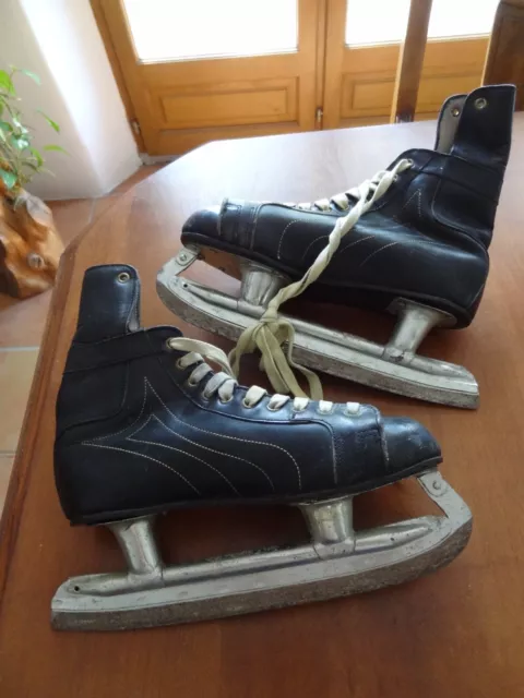 ancienne paire de patins à glace adidas vintage déco montagne