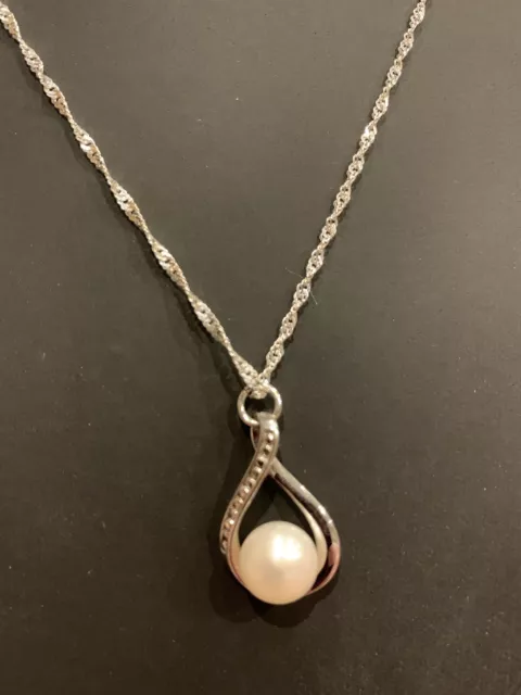 Necklace ,Sterling silver 925, with a freshwater cultured pearl pendant