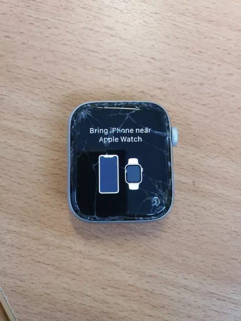 Apple Watch 4 44mm  GPS+Cellular Argent  cassée.