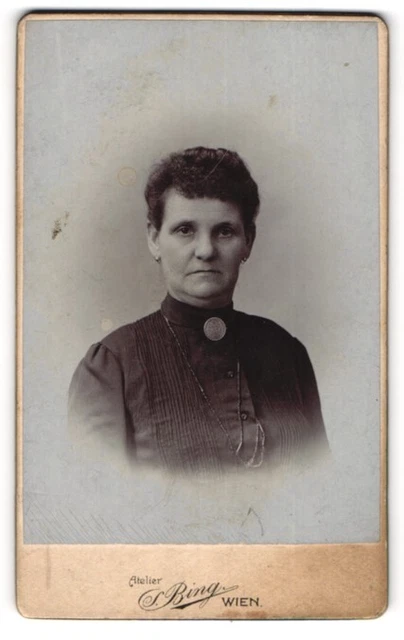 Fotografie Atelier Bing, Wien, Goldschmidgasse 4, Portrait dunkelhaarige Dame m