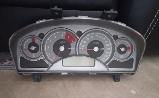 HOLDEN VZ COMMODORE SS V8 6 LITRE GENUINE DASH INSTRUMENT CLUSTER LOW 131,256kms