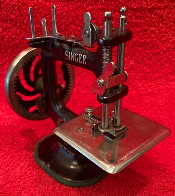 ANTIQUE SEWING MACHINE. Singer Model 20 Miniature 1910 VGC. £349.99