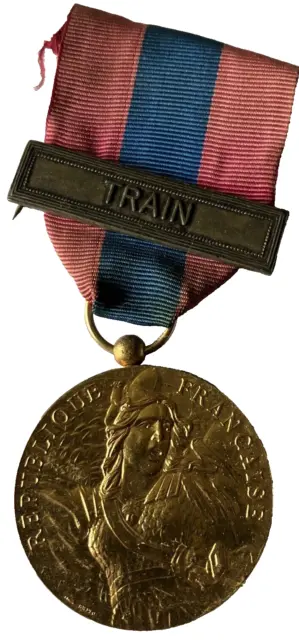 Médaille REPUBLIQUE FRANCAISE: "DEFENSE NATIONALE OR " AGRAFE TRAIN ruban délavé