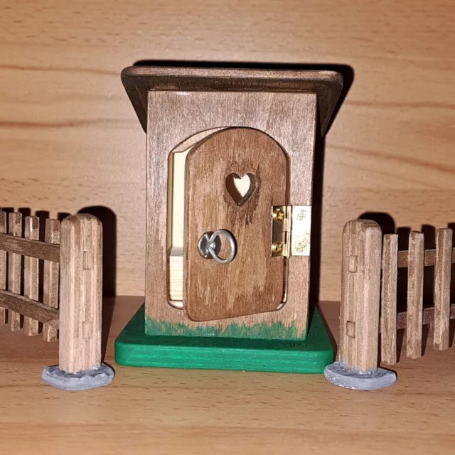 Wichtel Zubehör Miniatur - Klohäusschen mit 2 Holzzäunen