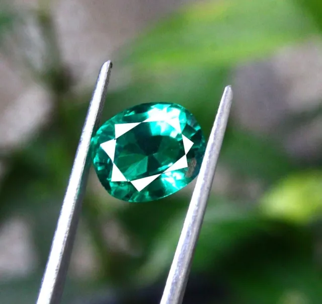 Pietra preziosa di forma ovale verde smeraldo naturale certificata da 7,10 ct VR