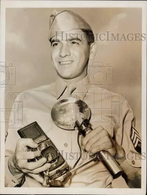 1944 Press Photo Photographer Staff Sgt. John Bushemi at Eniwetok, World War II