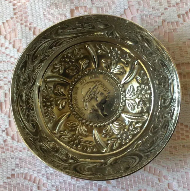 1893 Ciotola Repousse Argento Solido con Moneta da Tre Scellini 1814 di Samuel Jacob