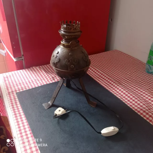 ART FERRONNERIE - ancien PIED DE LAMPE boule tripode  - FER FORGE