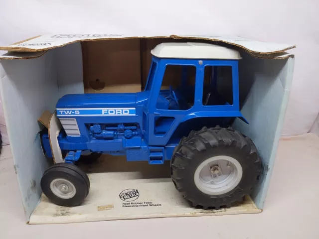 1/12 Ertl Farm Toy Ford TW5 Tractor With Box