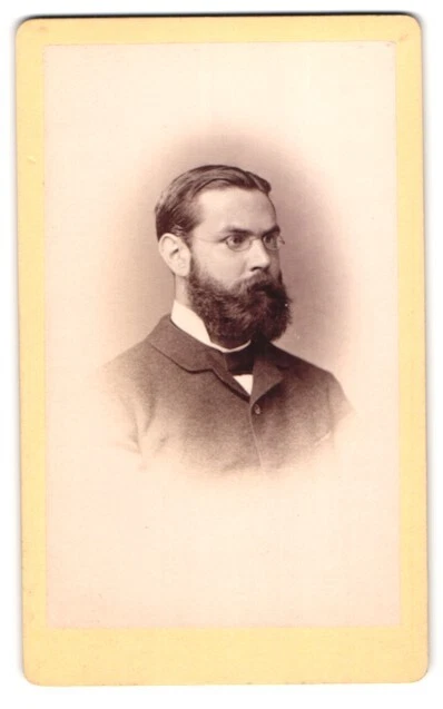 Fotografie L. Belitski, Nordhausen, Herr mit Vollbart und Brille blickt ernst
