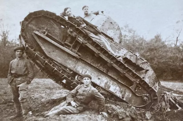 OUTSTANDING! WW1 FRENCH ARMY TANK CORP CREW w/ IDd RENAULT FT TANK 1917 PHOTO