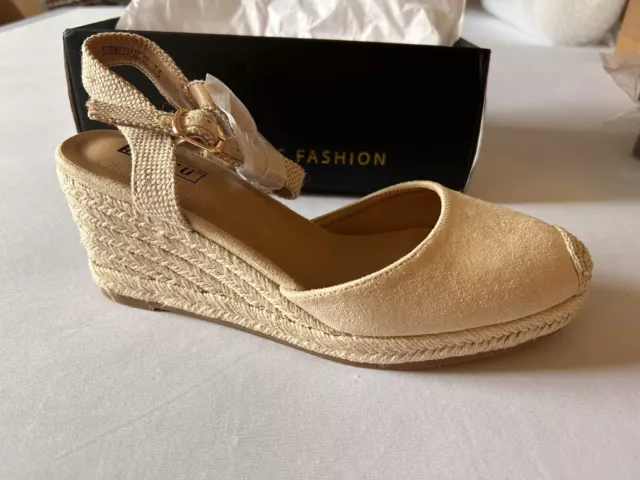 Nude Espadrilles Women Size 7.5 IDIFU Closed Toe Heels