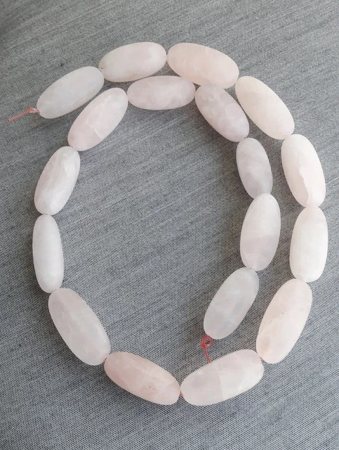 1 Lot sur Fil de 18 perles en QUARTZ ROSE givré