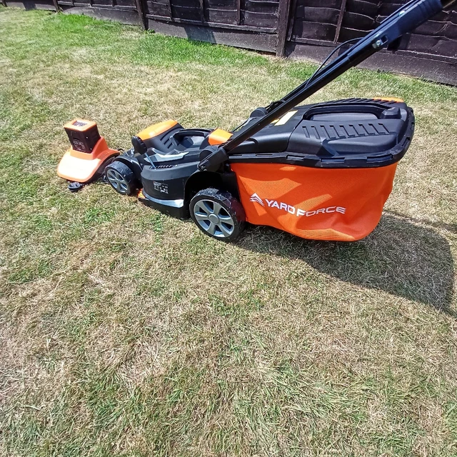 YARD FORCE 40V 34cm Cordless Lawnmower LithiumIon Battery & Charger