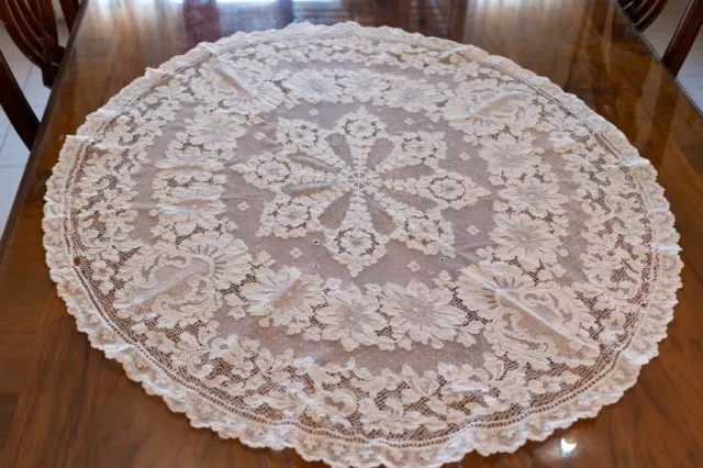Mantel redondo de encaje de estilo Alençon, Francia, final años 20