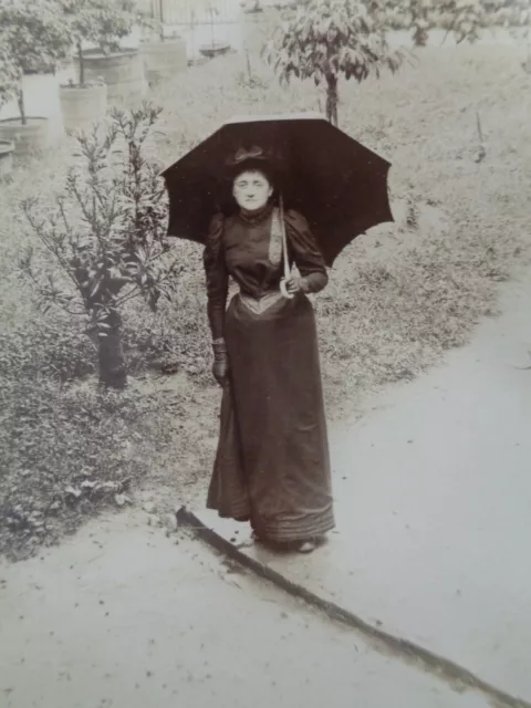 PHOTO ANCIENNE Femme à robe noire au parapluie  vintage snapshot woman