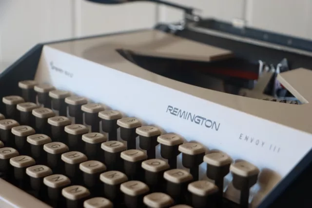 Typewriter - REMINGTON ENVOY III - SPERRY ROAD - BLUE - Excellent Working Order