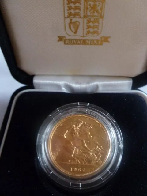 1957 22CT Gold Full Sovereign Queen Elizabeth II Coin.