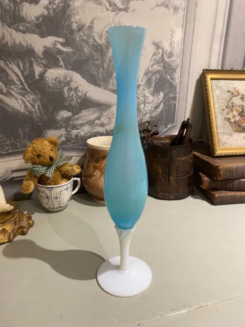 Jolie vase soliflore en opaline bleu sur pied blanc