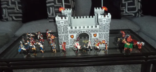 Papo Fort Knight's Castle plus lots of Knight & Pirate Figures, Horses /1999+