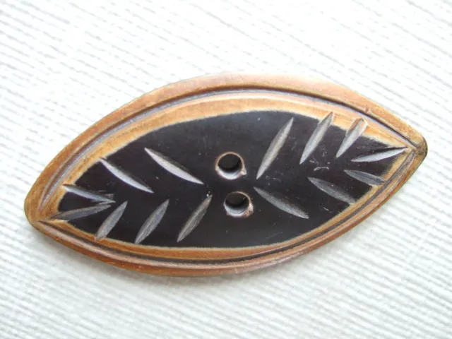 Mercerie ancienne-Très grand Bouton Galalith noir/marron ciselé   6,7 x 3,3 cm