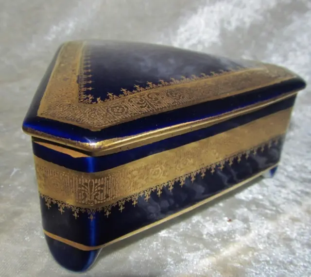 Bonbonnière boite à bijoux triangulaire porcelaine bleu de four Limoges et or