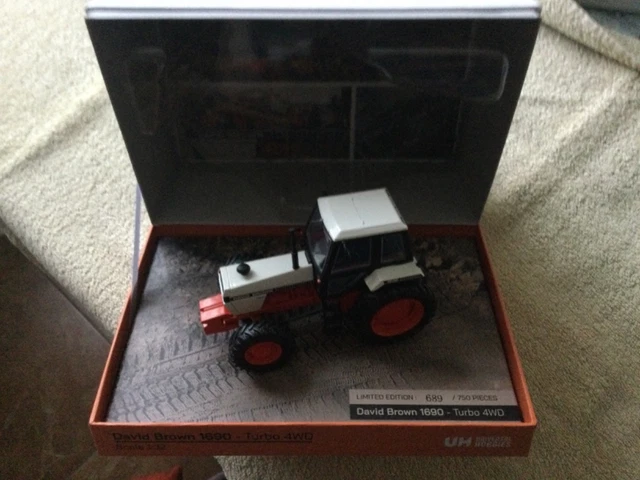 Universal Hobbies UH6470 1/32 Ölçek, Case International 1394 Traktör, Sergilemey