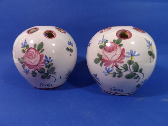 Paire de vases boule pique-fleurs faience céramiqe décor fleurs signés FORAH