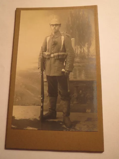 stehender Soldat in Uniform mit Gewehr Ausrüstung Helm Kulisse - Krone W ? / CDV