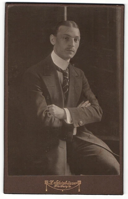 Fotografie A. Steinhäuser, Freiburg i / B., Portrait elegant gekleideter Herr m