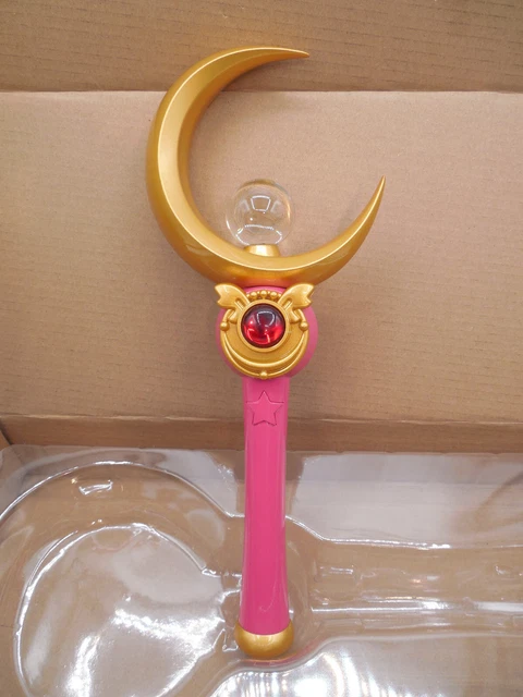 Coloriage Sailor Moon Avec Des Ailes Et Une Baguette Magique