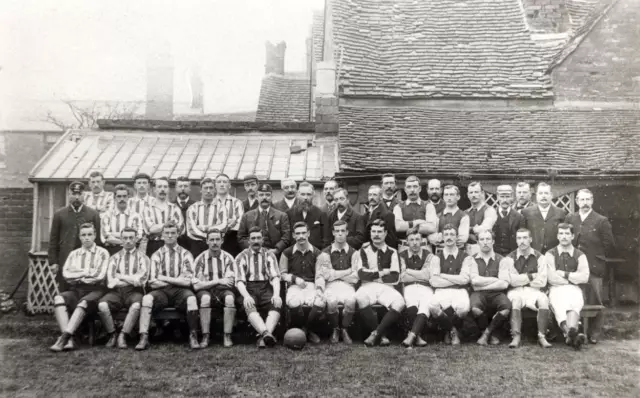 Large collection of Sunderland Football photo postcards - old & new