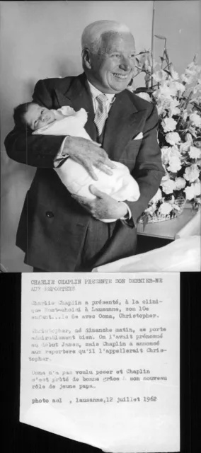 Charlie Chaplin med hans nyfödde son Christopher - Vintage Photograph 680359