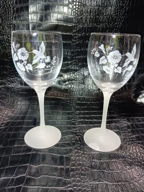 Avon 24% crystal full lead wine glass pair humming bird pattern frost etched