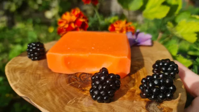 Natürliche orange Seife mit rohem Manuka Honig vegan palmenfrei Bar handgefertigt ECO Bar 3