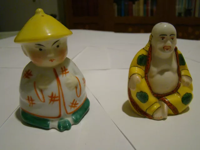 Deux salerons en porcelaine, en forme de sujets chinois   #1039#