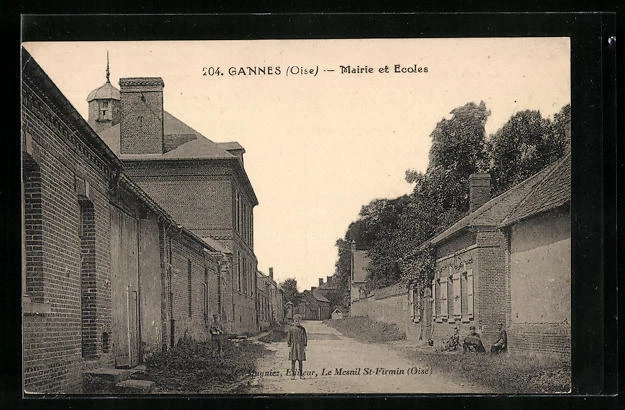 CPA Gannes, Mairie et Ecoles