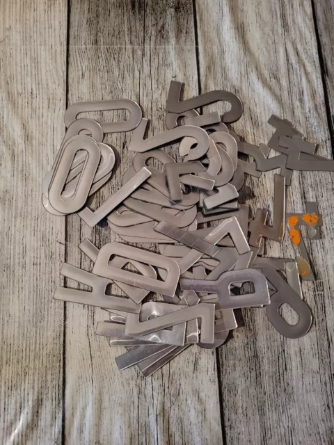 Lot de 53 pochoirs lettres+chiffres en aluminium 7,5x3,5cm nombreux doubles