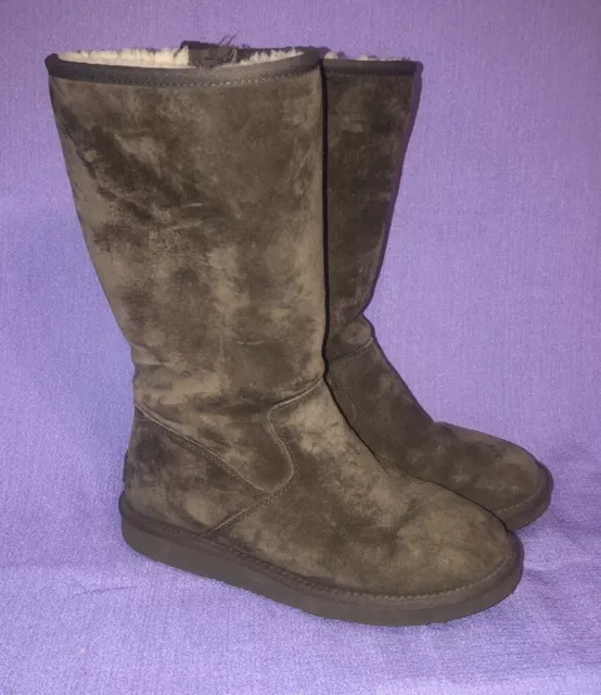 Used Women’s UGG Sumner Brown Boots Size 8.