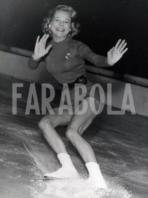 Vintage Press Photo Skating On Ice, Sonja Henie, 1969, print 24 X 18 CM