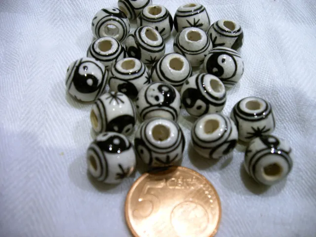 20 Keramik Perlen Peru 10 mm  schwarz weißes Muster Reggea Rasta Schmuck basteln