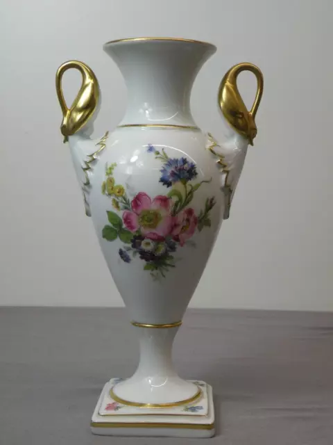 Schöne Henkel-Vase, Kaiser-Porzellan, Blumen- und Golddekor, 24 cm hoch