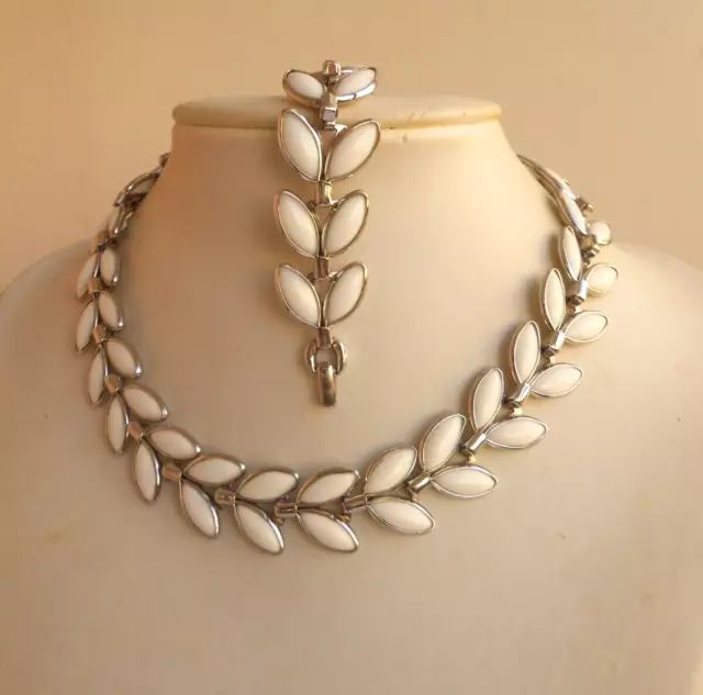 Demi Parure COLLANA E BRACCIALE firma TRIFARI (c) petali in pasta vitrea bianca Demi Parure COLLANA E BRACCIALE firma TRIFARI (c) petali in pasta vitrea bianca